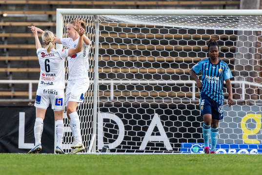 Växjö DFFs Alexandra Jonasson jublar efter 0-1