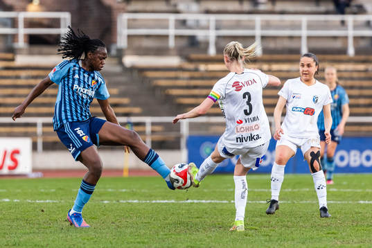 Djurgårdens Flavine Mawete Musolo och Växjö DFFs Emma Pennsäter