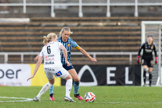 Djurgårdens Nellie Lilja och Växjö DFFs Alexandra Jonasson