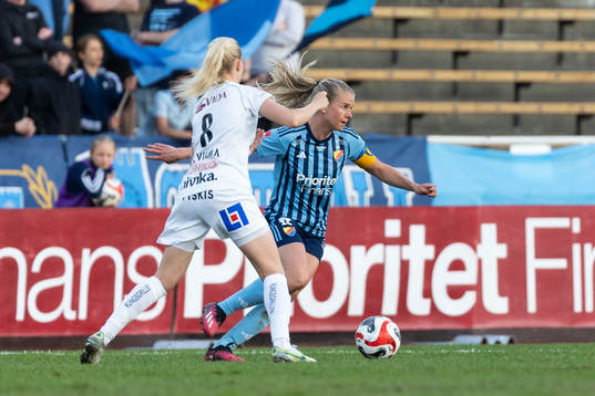 Djurgårdens Nellie Lilja och Växjö DFFs Olivia Mattsson