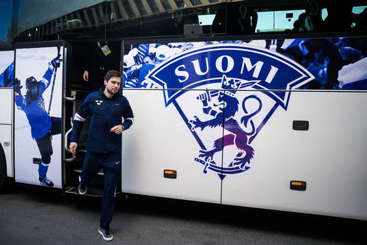 Henrik Tömmernes of Sweden arrives to the arena in a