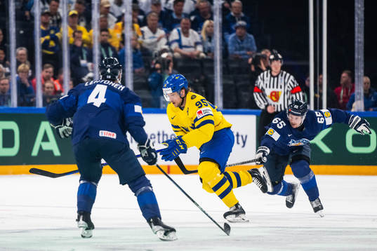 Jacob de la Rose of Sweden attacks against Mikko Lehtonen