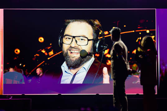 En bild på Adam Alsing när priset Adams Kompis delas ut