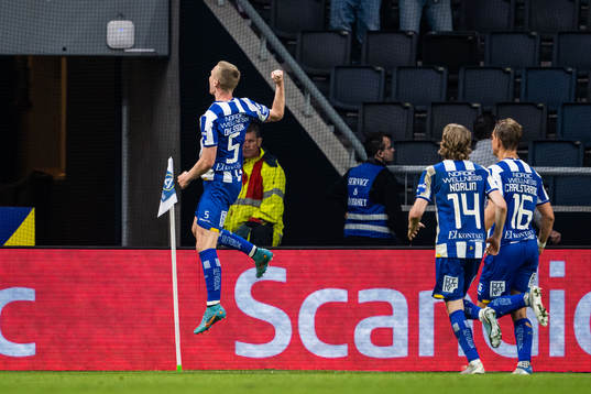 IFK Göteborgs Sebastian Ohlsson jublar efter att han gjort 2-2