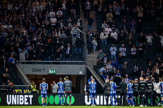 IFK Göteborgs spelare tackar supportrarna