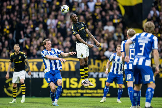 IFK Göteborgs Adam Carlén och AIKs Aboubakar Keita