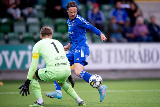 Helsingborgs målvakt Kalle Joelsson räddar GIF Sundsvalls Linus Hallenius friläge