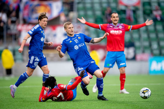 GIF Sundsvalls Jesper Carström och Erik Andersson tillsammans med Helsingborgs Benjamin Acquah och Adam Hellborg