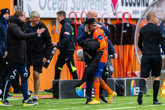 Isaac Atanga of Aalesund and Marius Bøe, interim head coach of Aalesund,
