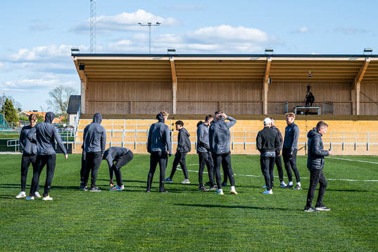 Lunds BKs spelare känner på gräsmattan