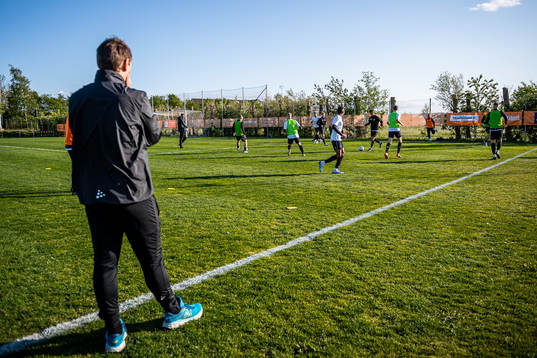 Lunds BKs fysioterapeut Ludvig Sandahl Svensson ser på