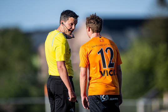 Domare Ivan Prgomet i samtal med Torns IFs Emil Jönsson