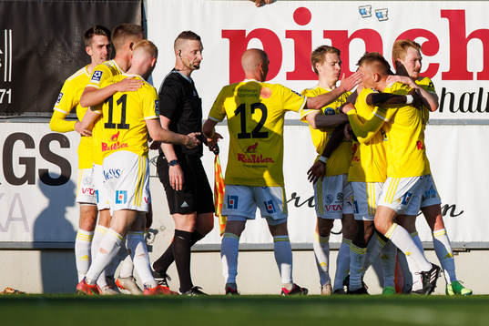 Falkenbergs spelare jublar