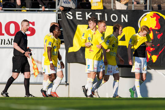 Falkenbergs spelare jublar