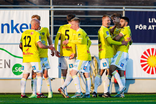 Falkenbergs spelare jublar efter 3-0 genom Melker Larsson