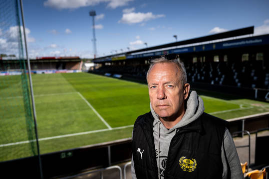 Mjällbys sportchef Hasse Larsson poserar för ett porträtt