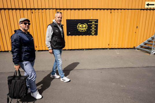 Mjällbys sportchef Hasse Larsson visar upp Strandvallen för GPs reporter Robert Laul