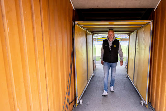 Mjällbys sportchef Hasse Larsson visar upp Strandvallen