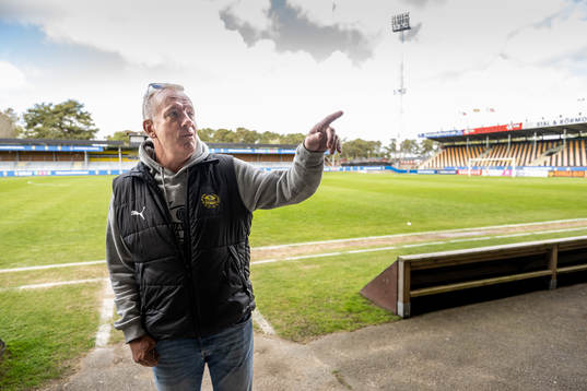 Mjällbys sportchef Hasse Larsson visar upp Strandvallen