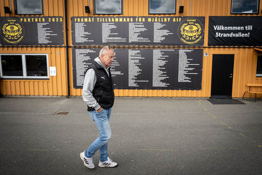 Mjällbys sportchef Hasse Larsson visar upp Strandvallen