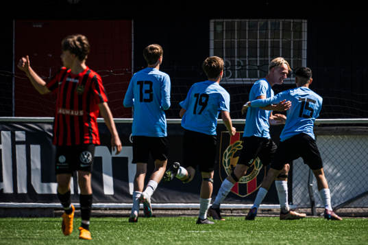 Landskronas Linus Lindeberg jublar med lagkamrater efter 0-1