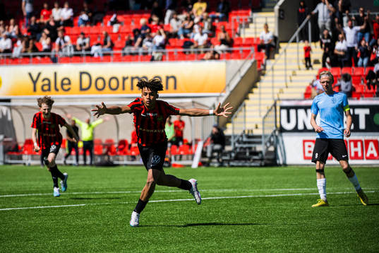 Brommapojkarnas Sion Oppong gör jublar