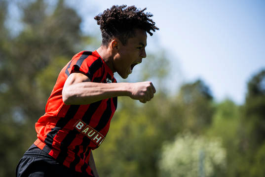 Brommapojkarnas Sion Oppong gör jublar efter 2-2