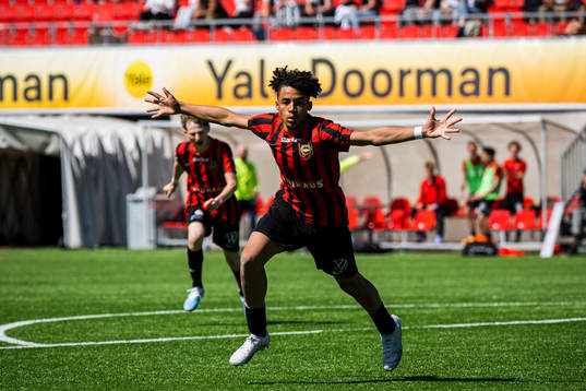 Brommapojkarnas Sion Oppong gör jublar efter 2-2