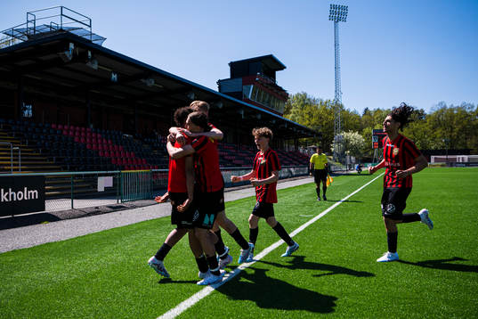 Brommapojkarnas Sion Oppong gör jublar med lagkamrater