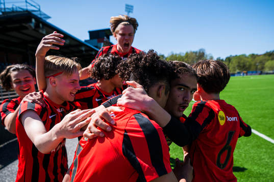 Brommapojkarnas Sion Oppong gör jublar med lagkamrater efter 2-2