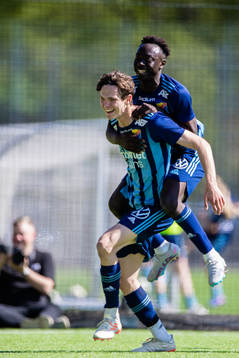 Djurgårdens Philip Rolke jublar med Kalipha Jawla efter 2-0