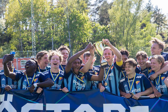 Djurgårdens Kalipha Jawla, Tom Dahlin, Isak Alemayehu Mulugeta, Philip Rolke, Oskar Löfström och Jakob Bäckström jublar med lagkamrater