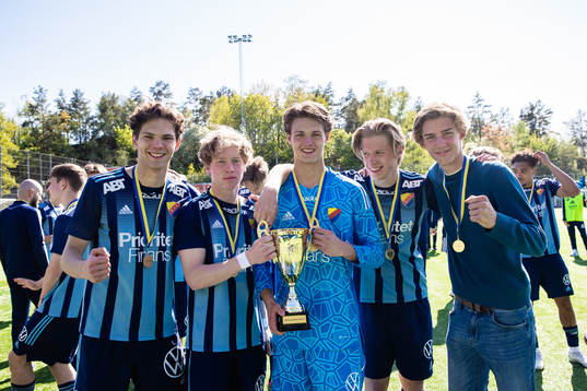 Djurgårdens Philip Rolke, Tom Dahlin, målvakt Max Croon, Jack Tagesson och Otto Levin jublar