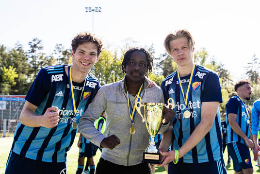 Djurgårdens Philip Rolke, Jonathan Zeberga och Jack Tagesson jublar