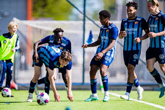 Djurgårdens Philip Rolke jublar med Kalipha Jawla, Isak Alemayehu Mulugeta och Gideon Granström efter 2-0