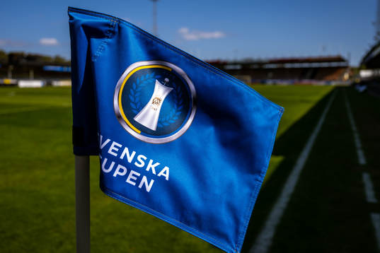 En hörnflagga med Svenska cupens logotyp