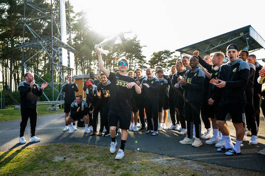 Häckens Petrus Karlholm och spelaretruppen jublar