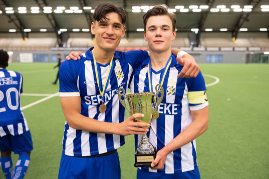 IFK Göteborgs Leon Dusi och Elis Barlind med pokalen