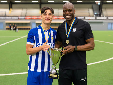 IFK Göteborgs Leon Dusi och assisterande tränare Hakeem Araba med pokalen