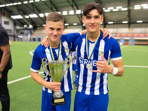 IFK Göteborgs spelare med pokalen