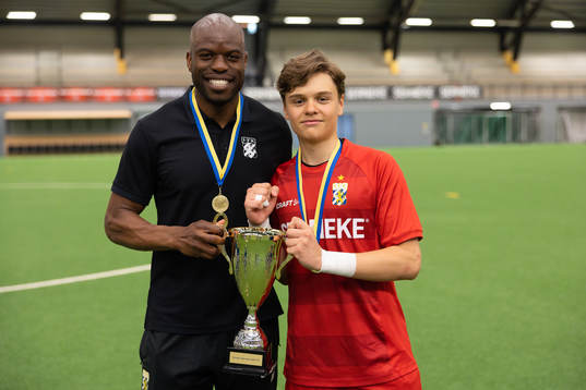 IFK Göteborgs assisterande tränare Hakeem Araba och målvakt Linus Dahlgren med pokalen