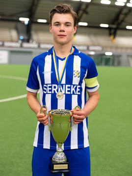 IFK Göteborgs Elis Barlind med pokalen
