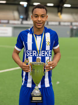 IFK Göteborgs Ben Magnusson med pokalen