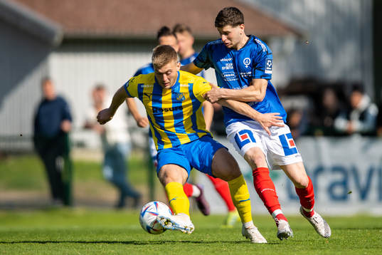 Eskilsminne IFs Dragos Daniel Farcas Lohan och Åtvidabergs FFs Emanuel Chabo