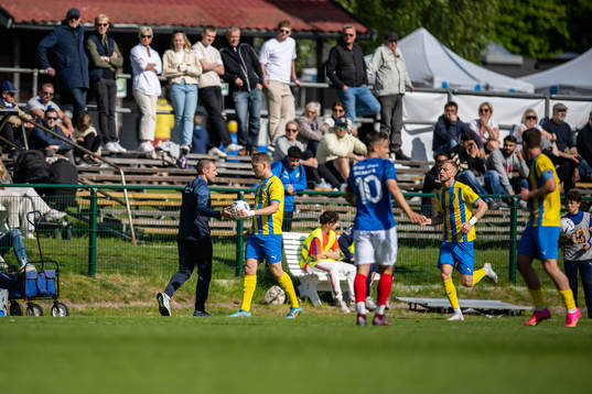 Eskilsminne IFs tränare Patrik Ingelsten i samspråk med Danijal Omanovic 