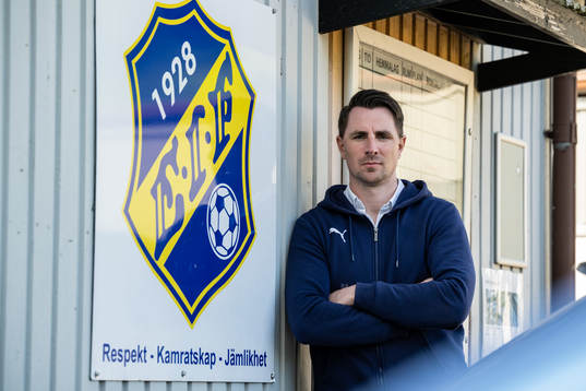 Eskilsminne IFs sportchef Adrian Andersson poserar för porträtt