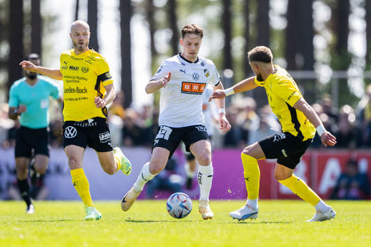 Mjällbys Viktor Gustafson och Häckens Lars Olden Larsen