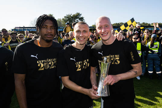 Franklin Tebo Uchenna, Kristoffer Lund Hansen och Valgeir Fridriksson jublar med pokalen