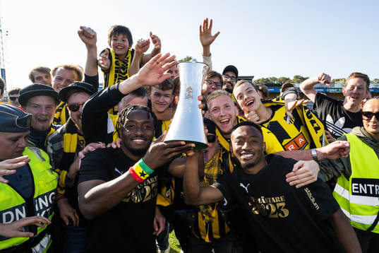 Häckens Ibrahim Sadiq  och Benie Adama Traore jublar med pokalen