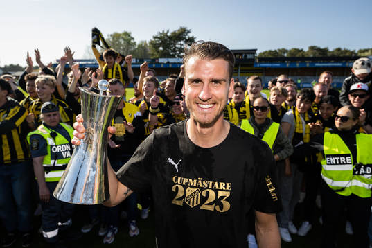 Häckens Johan Hammar jublar med pokalen